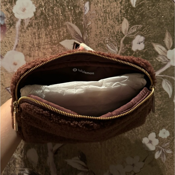 Lululemon 2L Brown Sherpa Everywhere Belt Bag in Earth Gold - Picture 9 of 11